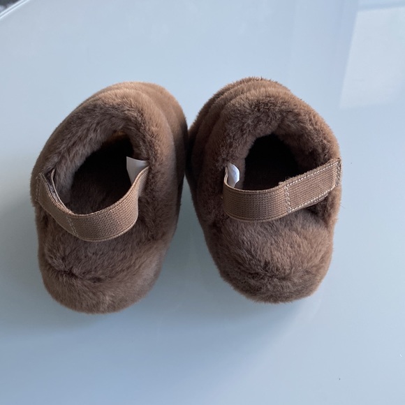BABY GAP TODDLER FURRY SLIDES SIZE:12-18 MO - Picture 2 of 3